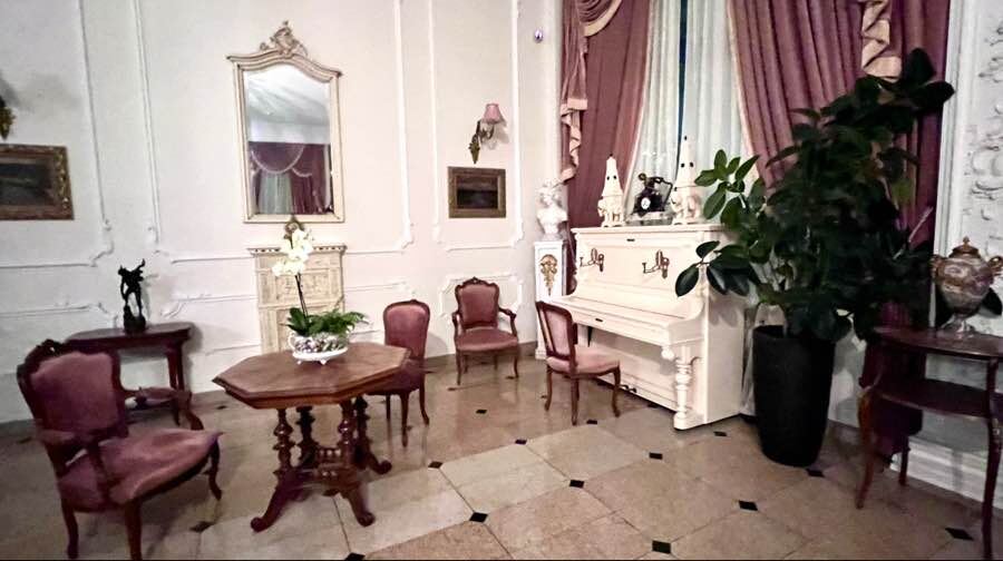 Холл бутик-отеля "Бристоль" с антикварной мебелью. Фото автора канала