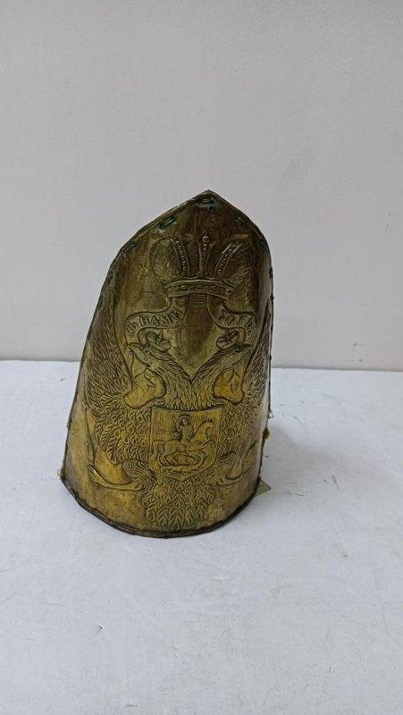 Название: «Шапка-гренадерка солдатская Астраханского гренадерского полка».

Издательство: Военно-исторический музей артиллерии, инженерных войск и войск связи, Санкт-Петербург.

Дата выпуска: 1802-1805 гг. (по данным: «период создания»).

Тип издания: предмет военного обмундирования.

Формат: диаметр 18,3 см; высота 28,0 см.

Носитель: материал и техника не указаны.

Изображение: вытянутая шапка с заостренным верхом; передняя часть — металлический щиток золотистого цвета с рельефной чеканкой;

Музейный (каталог) номер: 49557671, ВИМАИВиВС КП ИФ 65573. Ссылка: https://dzen.ru/a/aQ8m-C1PmwQq7dZT и https://vk.com/wall-27459329_25231 Возможно, это шапка образца 1803 года.