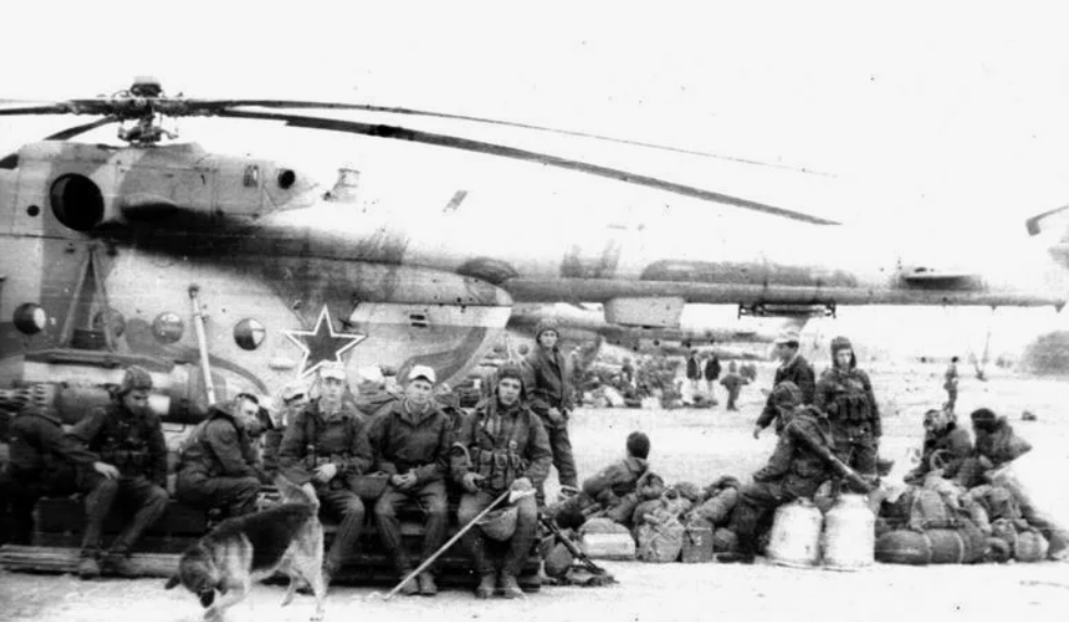 Бойцы ДШМГ на "взлетке" Московского пограничного отряда