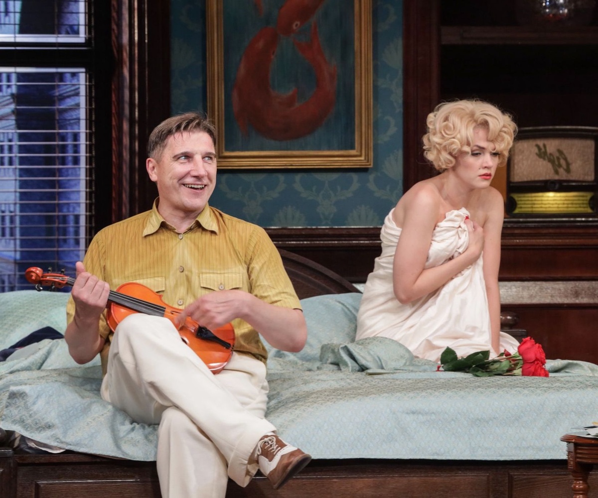 Сергей Угрюмов, кадр из спектакля «Ночь в отеле»