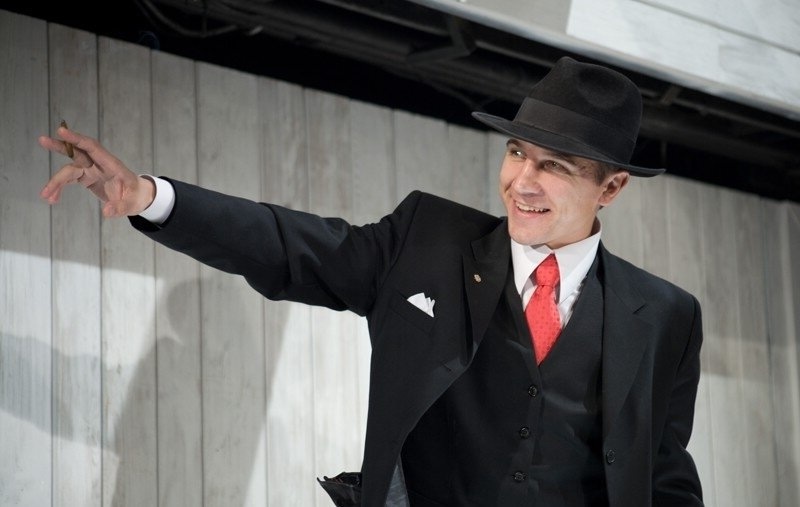 Сергей Угрюмов, кадр из спектакля «Волки и овцы»