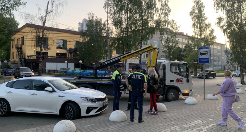    Сижу в машине на парковке, двигатель заглушен. Подходит инспектор ДПС и просит документы. Законно ли это и что делать?