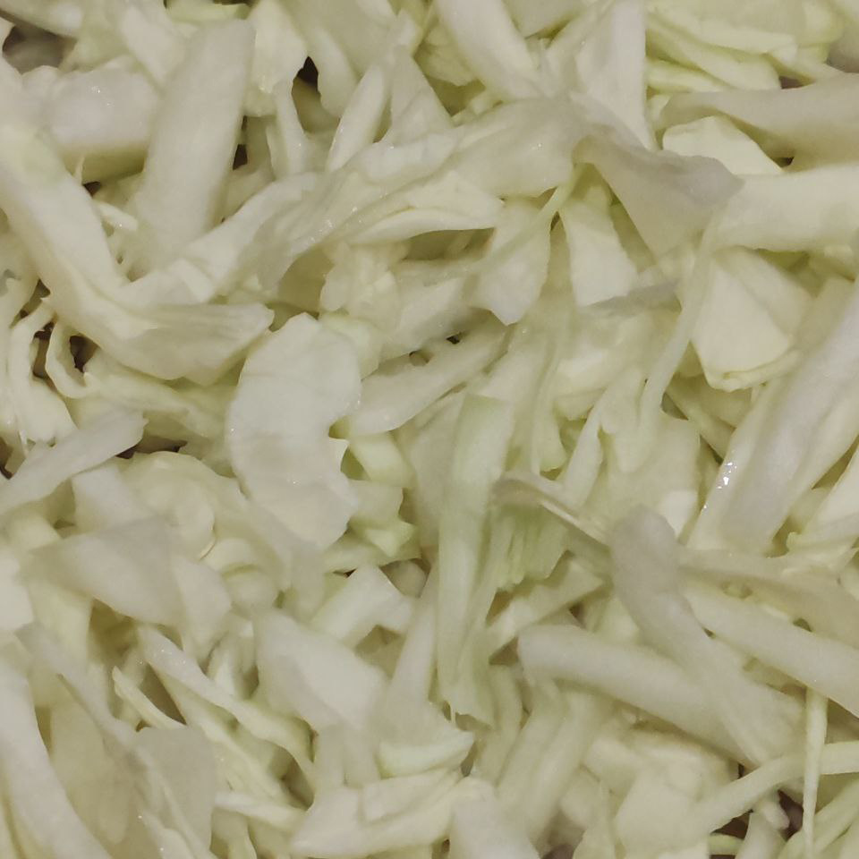 Капуста, выглядик крупнее из-за близкой съемки