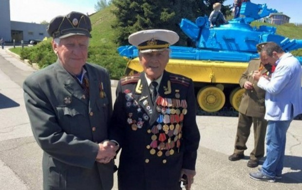 Советский ветеран И.А. Залужный и террорист Безпеки Степан Петраш, 2015 год.
