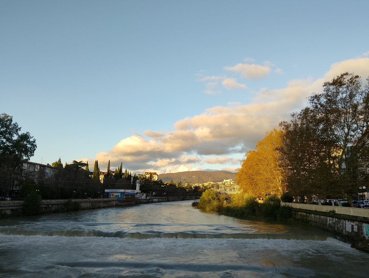 Река Сочи. Слева - Гагаринский район, фото автора 