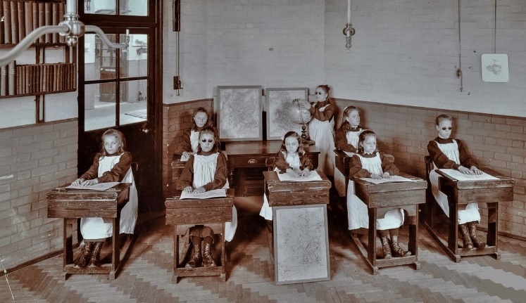 Урок географии в школе для слепых. Греция, 1906 год.