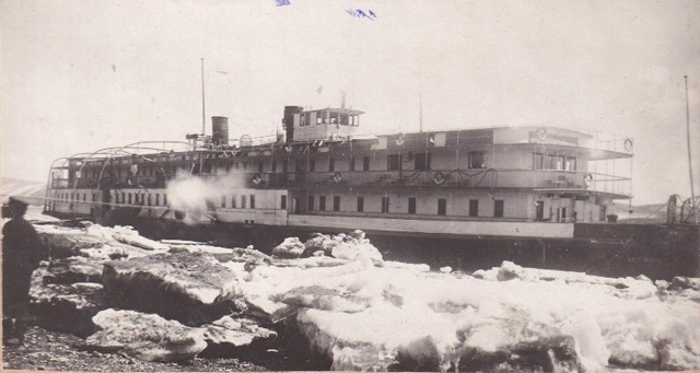 "Коминтерн" - первый проход, причаливший к Комсомольской пристани, 1932 г.