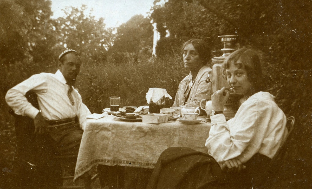 А.Л.Ржевская со своим зятем В.Ватагиным.