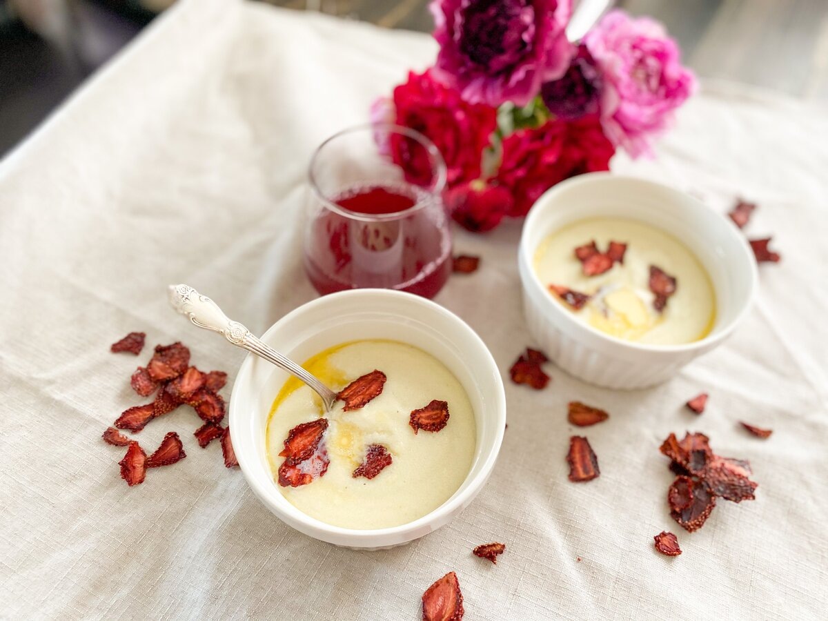 Манная каша – блюдо из детства. Пусть это и не самый сбалансированный завтрак, но такой вкусный и душевный!