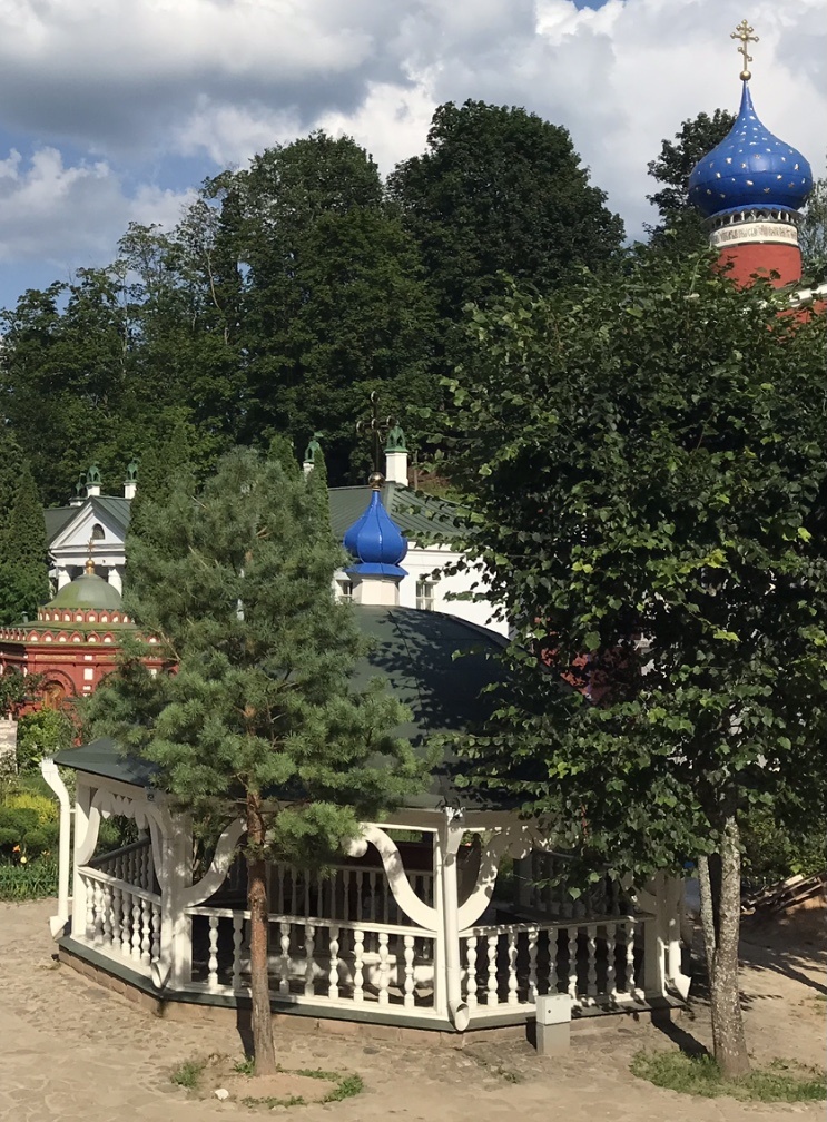 Корнилийский источник на переднем плане и Живописный источник в Надкладезной часовне на заднем. Фото автора  