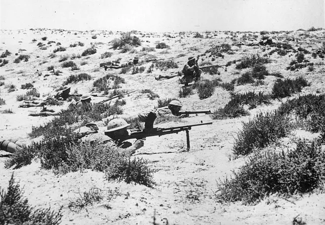 Фото союзных солдат в пустыне во время битвы при Эль-Аламейне 