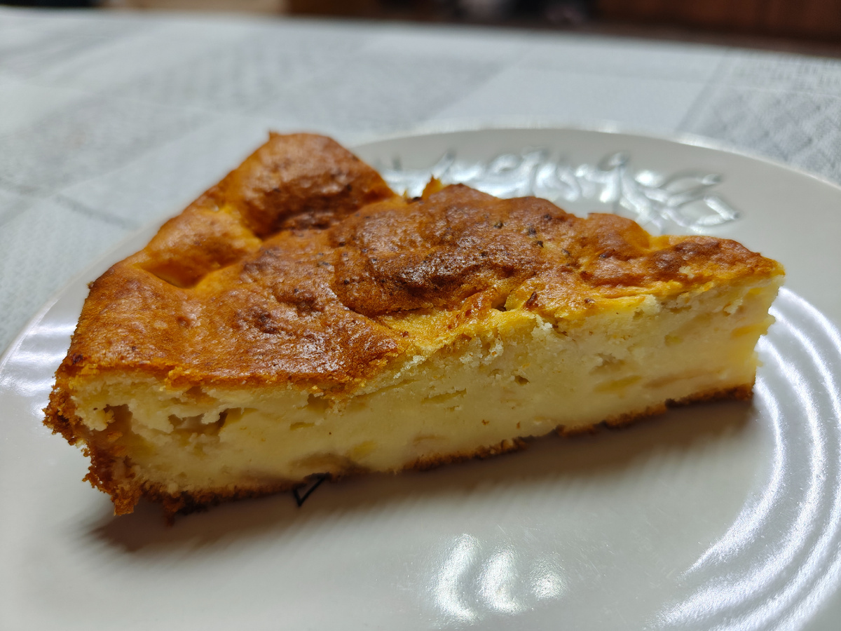 Яблок в пироге очень много, должно быть поменьше, но благодаря этому пирог получился очень вкусным, снаружи мягкая ароматная корочка, а внутри словно яблочно-творожный пудинг. 