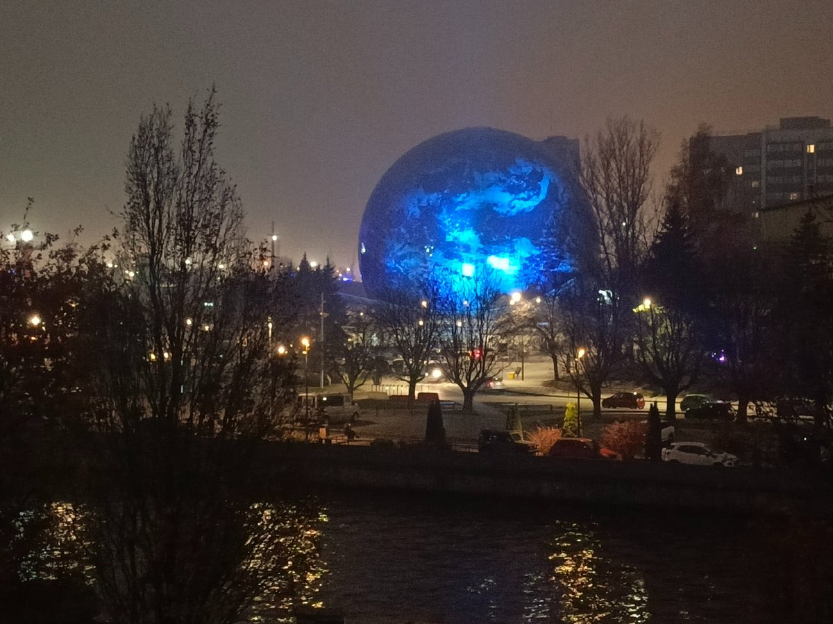 Фото всегда разные. Шар переливается.