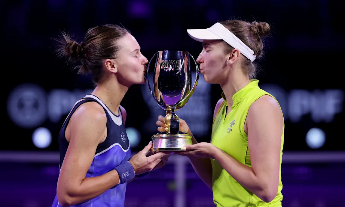 Вероника Кудерметова и Элизе Мертенс выиграли Итоговый турнир. Фото: WTA