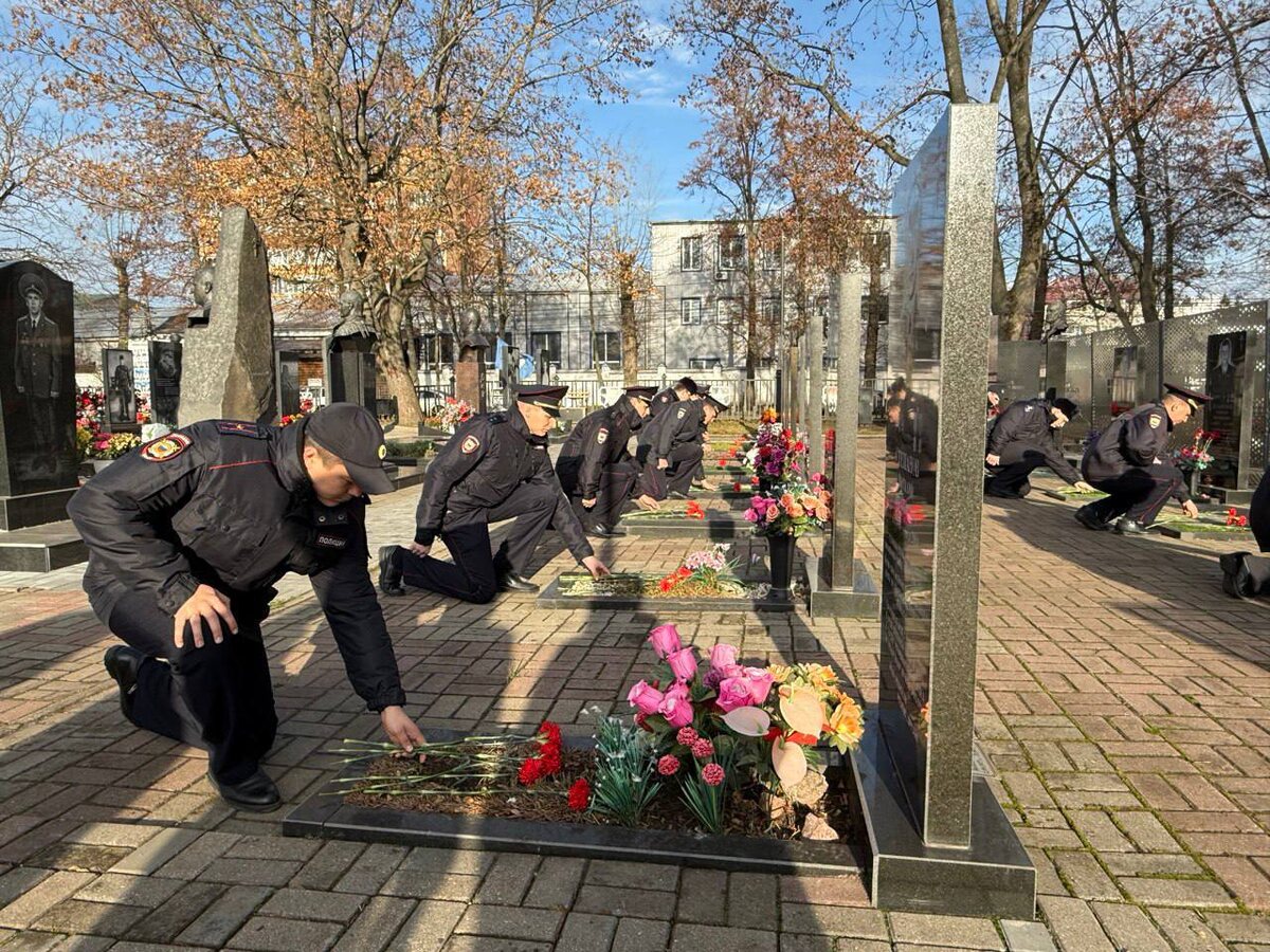    Курские правоохранители почтили память погибших при исполнении служебного долга коллег