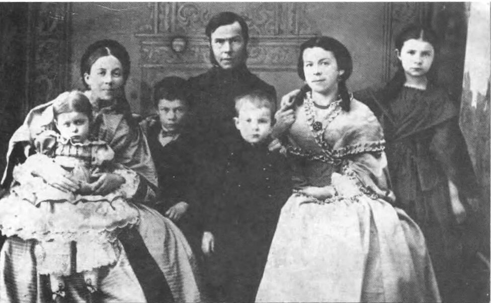 М. А. Бланк среди членов семьи своей старшей сестры А. А. Веретенниковой (1863 г., Пенза).
Слева направо: Анна Александрова с дочерью Екатериной, Дмитрий, Иван Дмитриевич Веретенников, Александр, Мария Александровна Бланк, Любовь Веретенникова