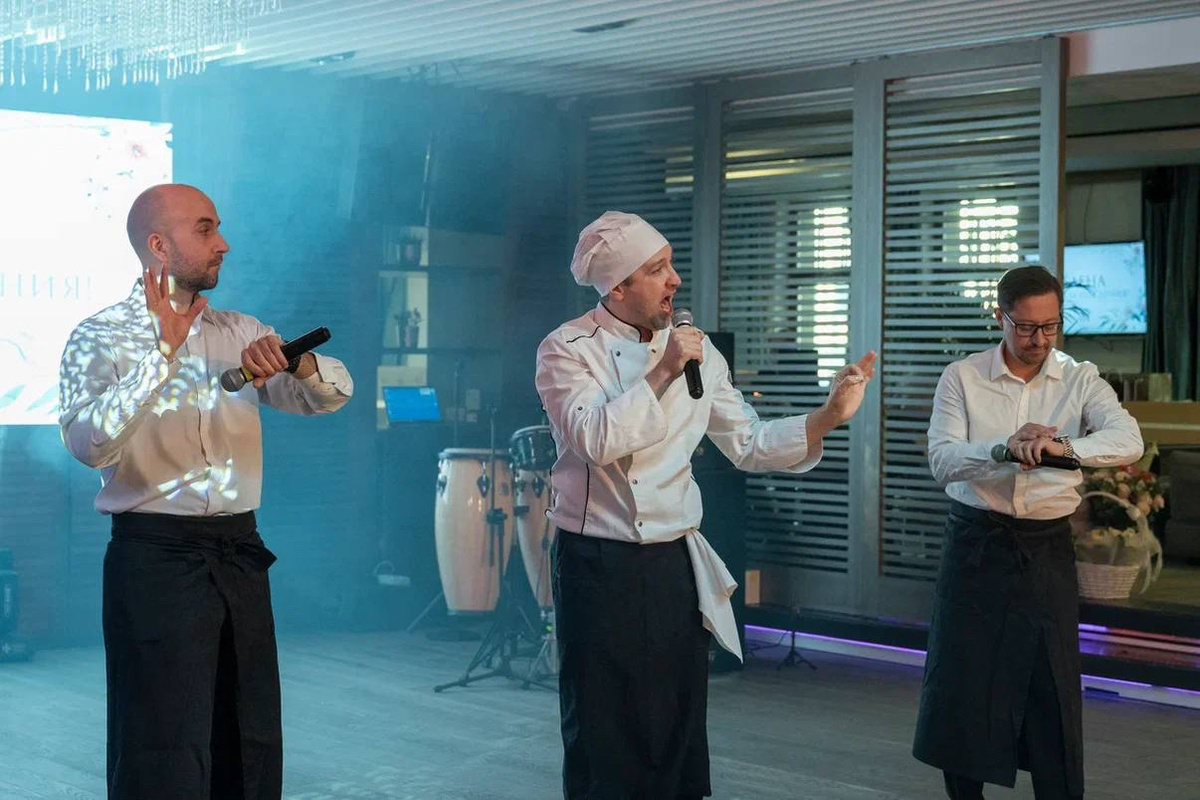 Фото с с сайта https://www.поющиеофицианты.москва/