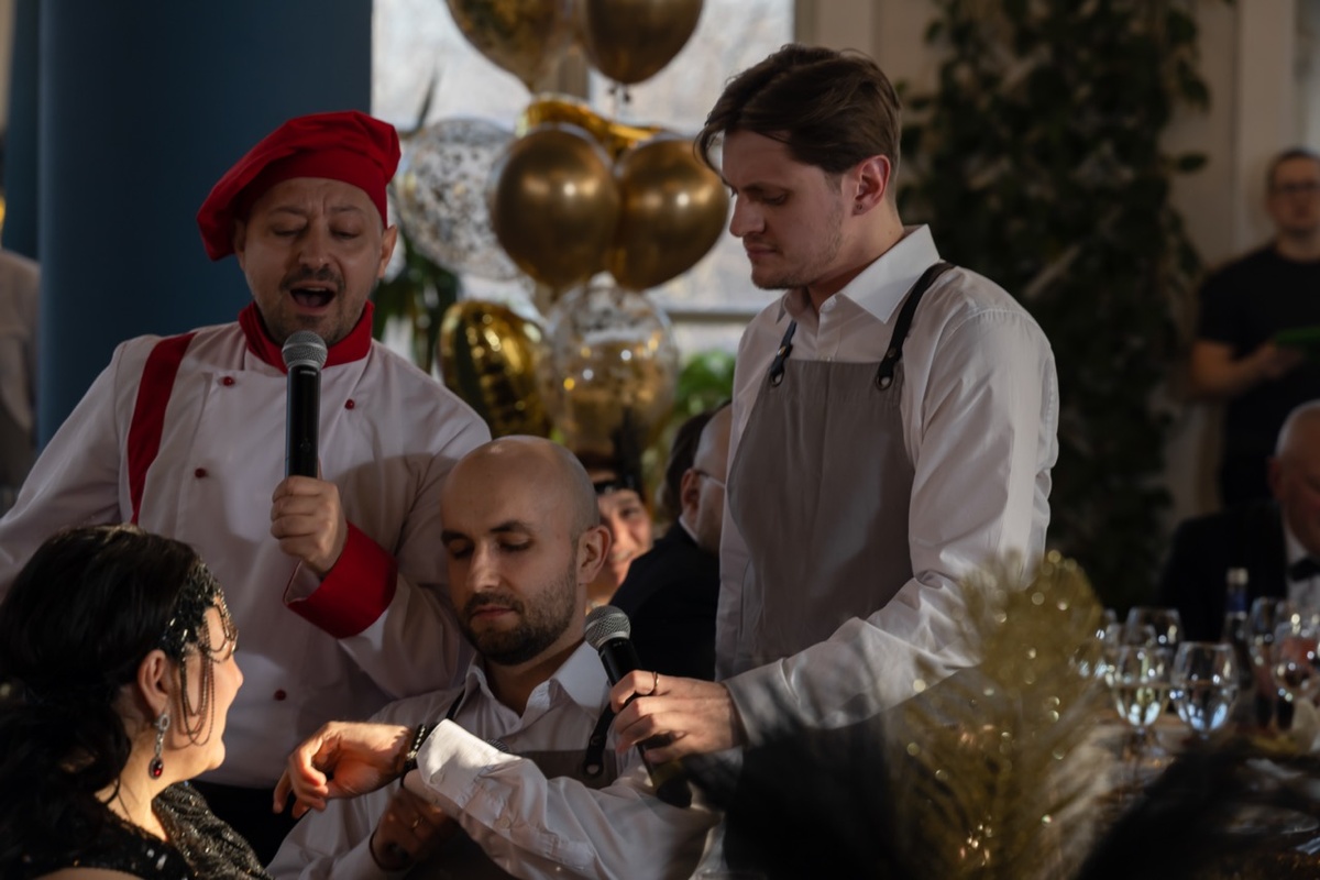 Фото с с сайта https://www.поющиеофицианты.москва/