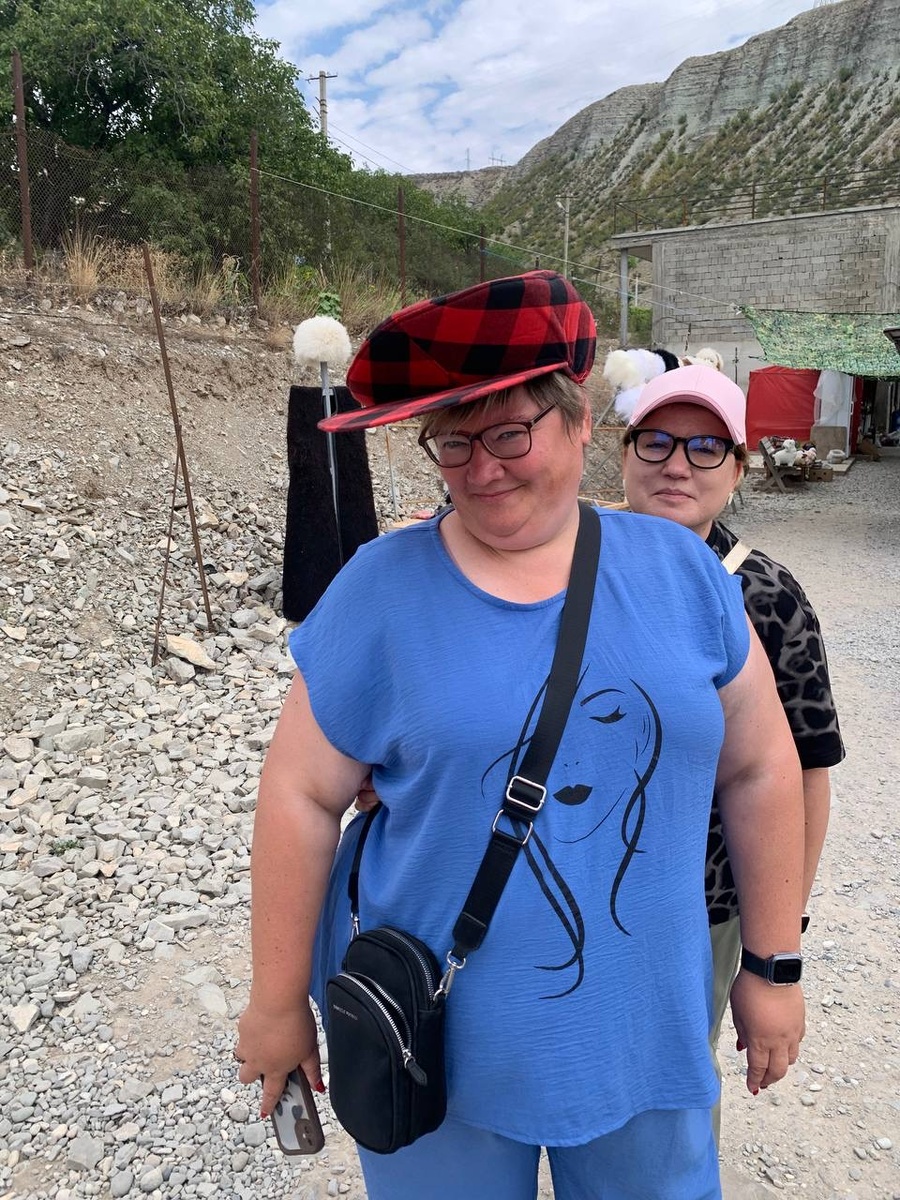 Фото автора. Татьяна в веселой кепи и Оксана. Дагестан лето 2025