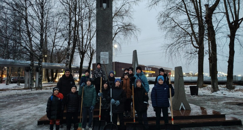    В Ухте юные футболисты привели в порядок памятник Первопроходцам Севера