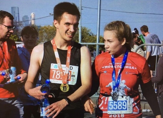 В моей семье первая начала бегать я. Потом парень, который сейчас муж. Потом некоторые друзья и родственники. Никогда я не говорила, что им срочно надо побегать. Только делилась эмоциями с забегов. И они заразились 😜