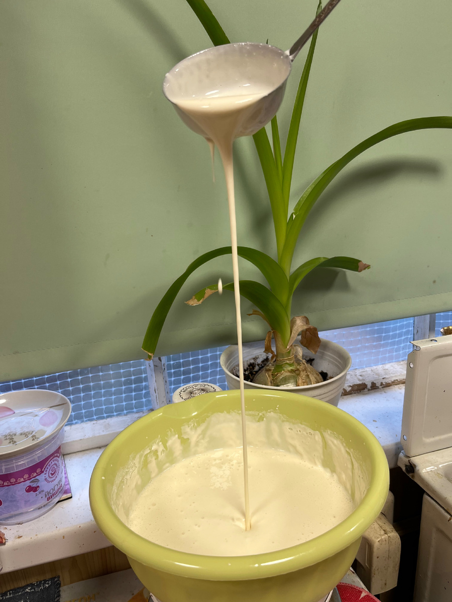 Смесь легко льется из поварешки.