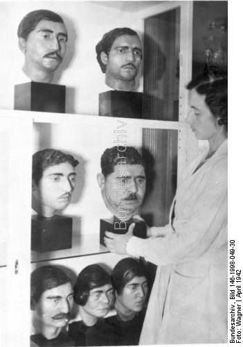 Антрополог,  специалист по цыганским народностям др.Ева Юстин. 