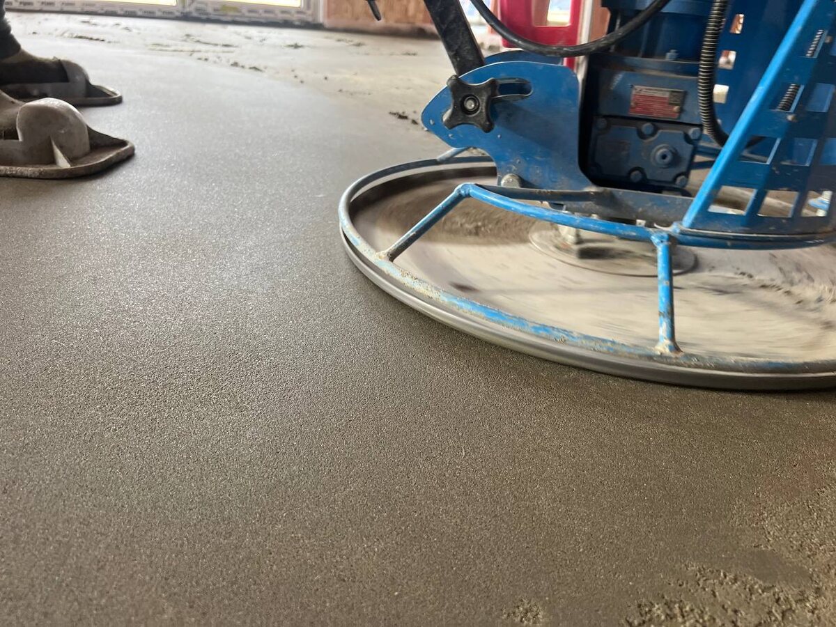 Затирка стяжки пола в квартире