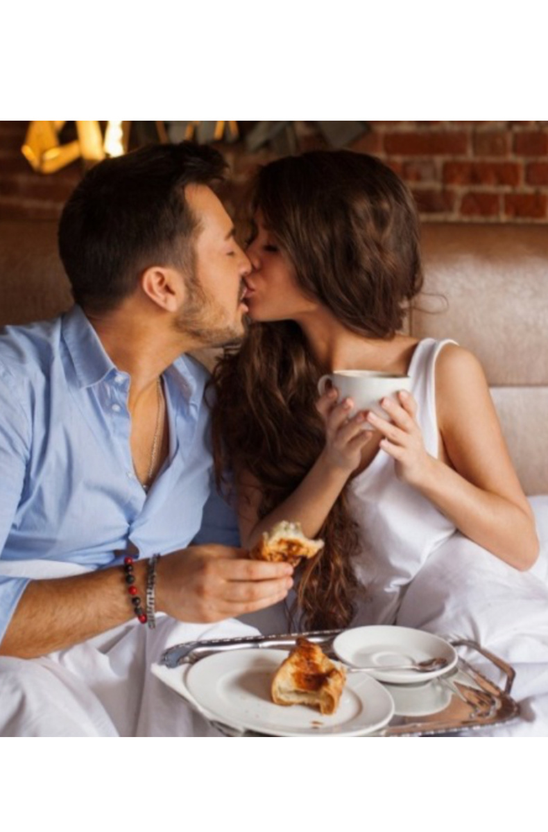 Все ищут секрет идеальных отношений.  на самом деле всё просто и… сложно . Секрет идеальных отношений не в совпадении звёзд, а в умении двух взрослых людей договариваться и терпеть.
любовь — это не когда не ссорятся. Это когда после ссоры остаются вместе. Это когда можно сказать: «Мне сейчас тяжело», — и тебя не обесценят. Это когда ты видишь в человеке не только достоинства, но и недостатки, и всё равно хочешь быть рядом.
Договариваться — это искусство. Не кричать «я прав», а спросить: «А как тебе в этом?». Терпеть — не значит всё сносить молча, это значит понимать, что идеальных людей нет, Сегодня любимый ворчит, завтра приносит кофе в постель.
Отношения — это не волшебство. Это честный труд двух людей, которые выбрали быть вместе не потому что всё гладко, а потому что важно.
И никакие звёзды тут ни при чём.