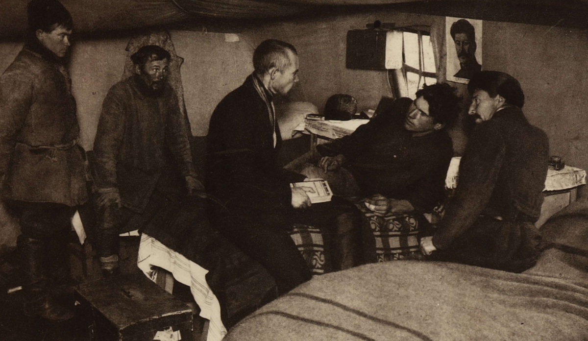 "СССР на стройке" за 1932 год, №1. В этом журнале на всю страну прославили другого строителя Магнитогорска - Виктора Калмыкова. "Медные трубы" оказались для ударника роковыми, закончилось все расстрелом Калмыкова как врага народа 