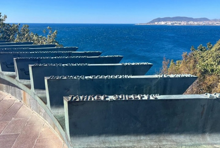 Фрагмент мемориала ‘Морякам революции’