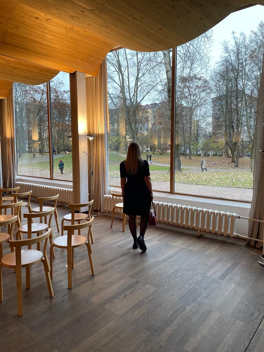 Обратите внимание на потолок в виде волны. 