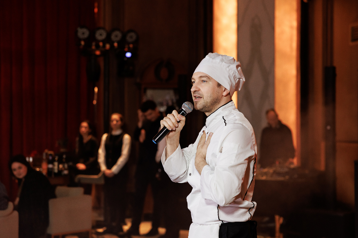 Повар поздравляет гостей. Шоу "Поющие официанты"