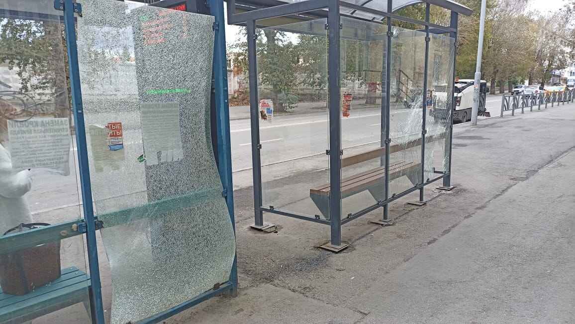 Остановка на перекрестке Луначарского-Декабристов. «Раньше здесь был добротный павильон, защищавший от ветра и дождя. Теперь - вот это. Никто не прибирает, не ремонтирует. Хозяина нет».   
 
 (Фото и комментарий пользователя dvl в Telegram-канале губернатора)📷
