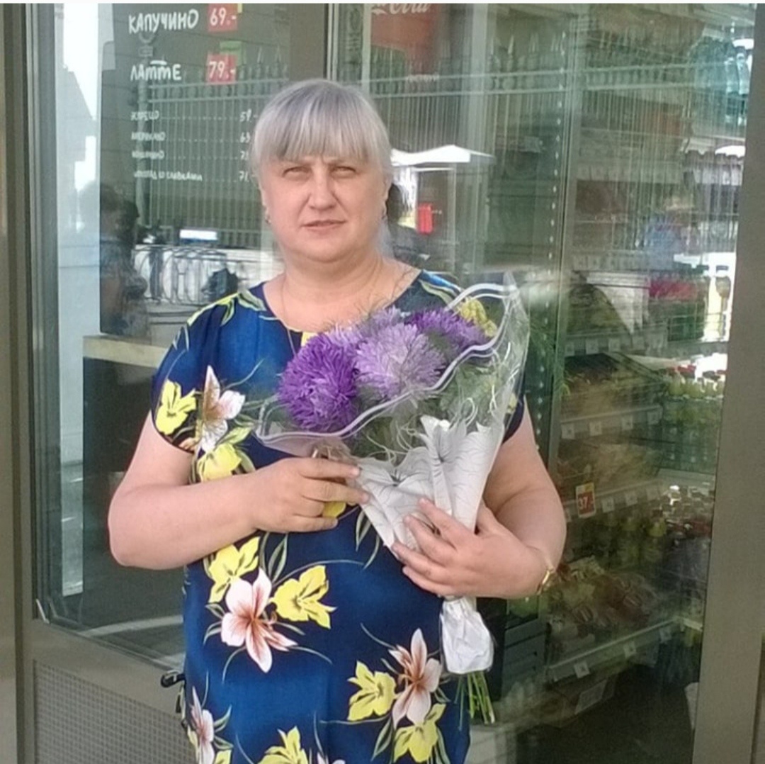 1 сентября 2018 года выдался на редкость тёплым и солнечным 🌞, как летом.. К тому же это был мой рабочий день. Так то я на работу как на Праздник, но силы улыбаться уже иссякли... 😢