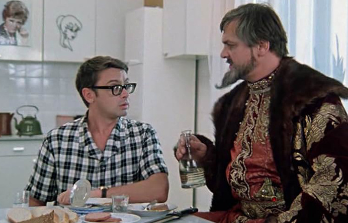 Бутерброды с килькой легко приготовить дома.