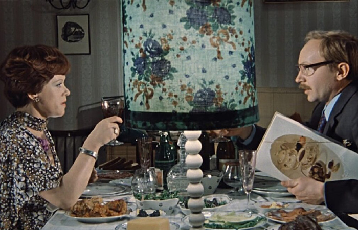 Приятную кислинку салату придает яблоко!