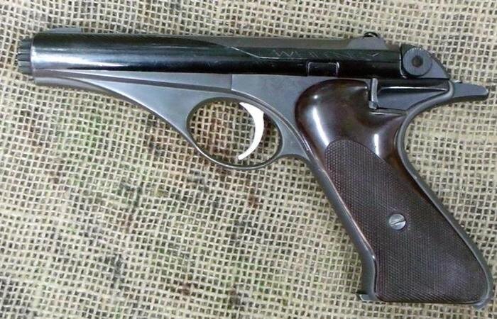 Создал пистолет на базе Вальтера.