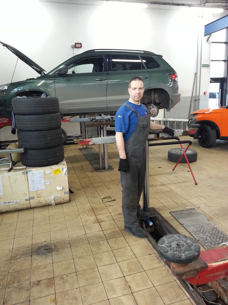 Автор этих строк за работой.