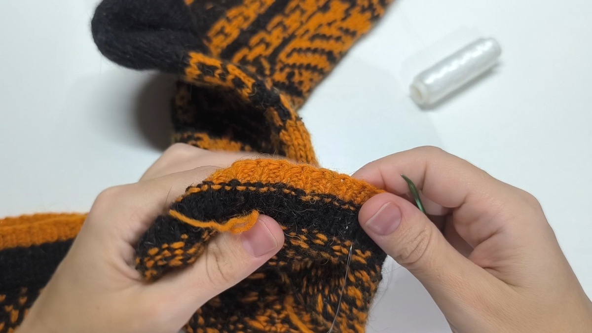 Процесс продевания тонкой эластичной резинки в край носка. Жаккард без протяжек.