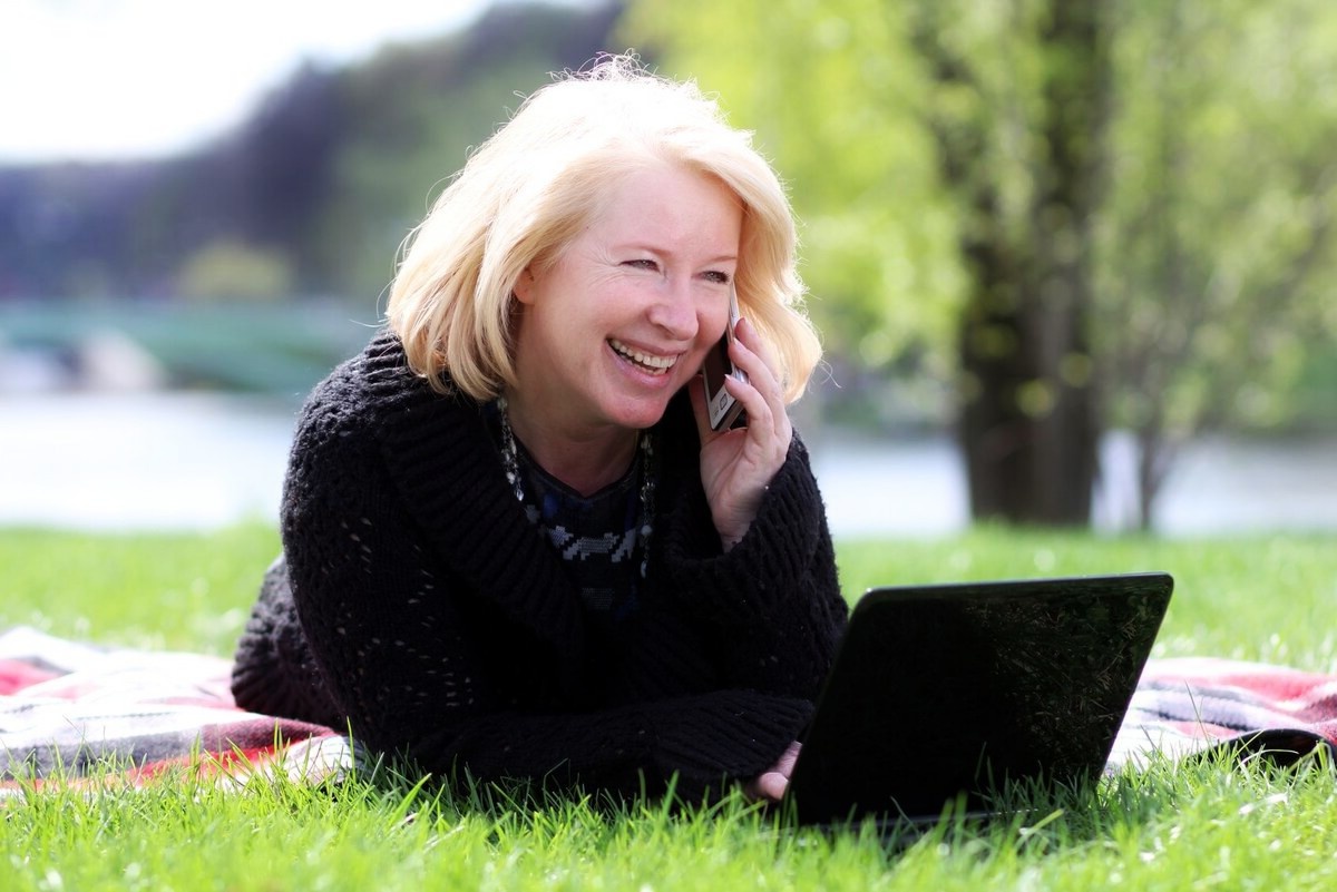 Красота после 50 живет не в талии, а в энергетике. В том, как человек держит спину, как смотрит, как дышит. 
