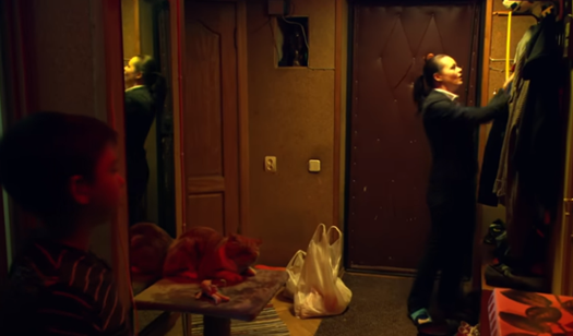 Катя приходит домой