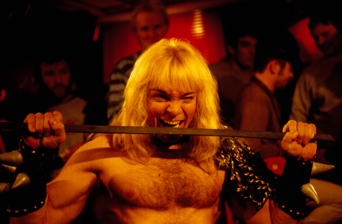 Хэви-метал-музыкант Тор позирует для фото в 1980-х годах. Пит Кронин/Redferns/Getty Images