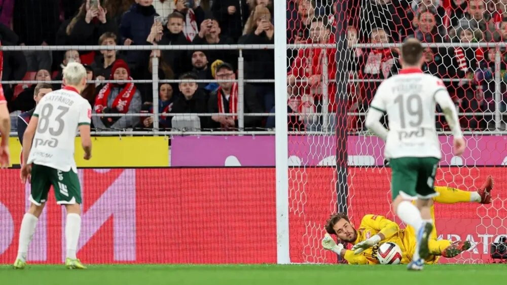 Алексей Батраков не забивает пенальти в ворота "Спартака", которые защищает Илья Помазун. Фото ФК Спартак 