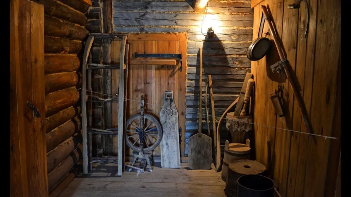 Сени в доме-музее Сергея Есенина (село Константиново, Рязанская область).