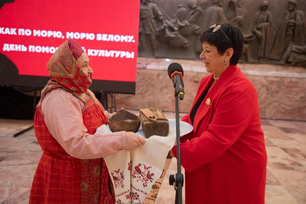 Основательница музея «Поморская изба» Маргарита Терещенко вручает в дар Российскому этнографическому музею в лице Марии Янес старинные братину, шуйку и шильник