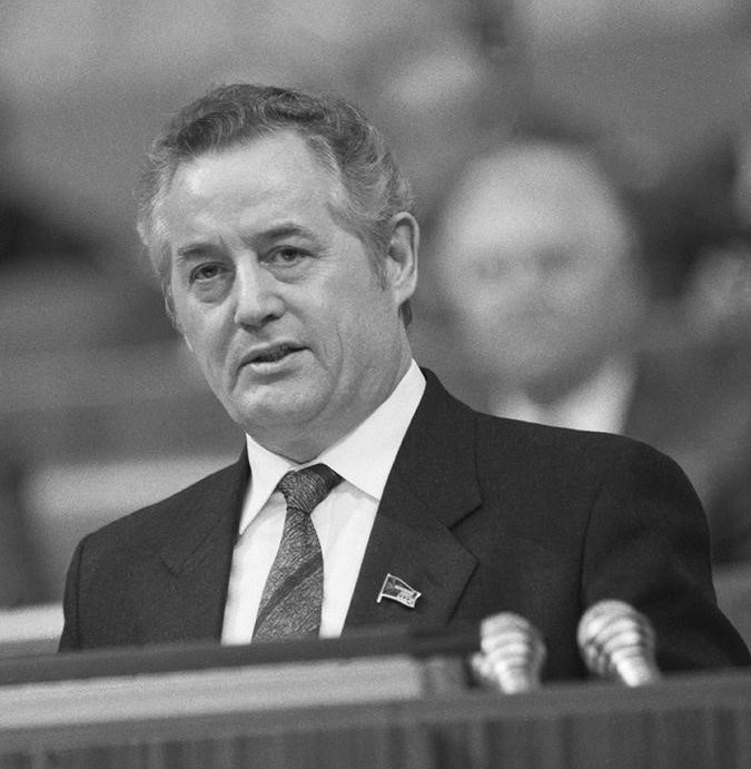 На илл.: Иван Дмитриевич Лаптев (15 октября 1934—2 ноября 2025) – советский и российский государственный деятель, журналист, доктор философских наук (1981). Фото ТАСС 1988 года.