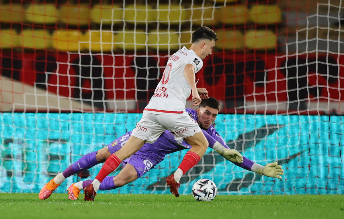    Полузащитник "Монако" Александр Головин и вратарь "Ланса" Робен Риссер  REUTERS/Manon Cruz