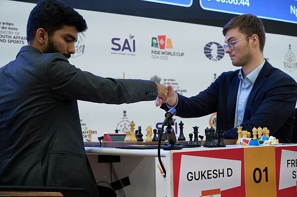 Чемпион мира по шахматам Гукеш Доммараджу выбыл из розыгрыша Кубка мира ФИДЕ.