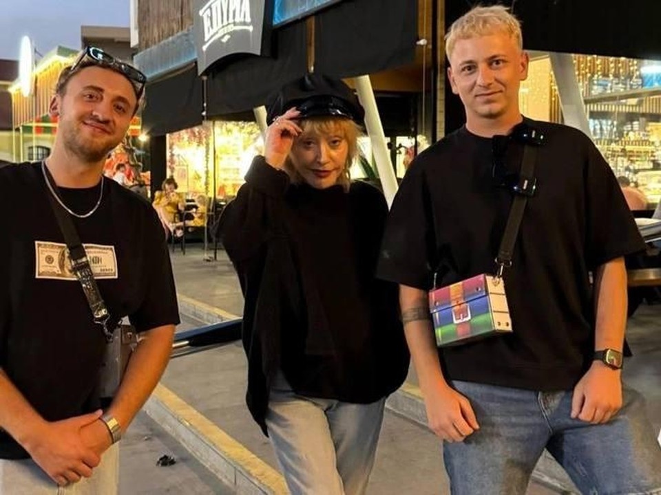    Алла Пугачева снялась с блогерами на Кипре. Фото: соцсети.